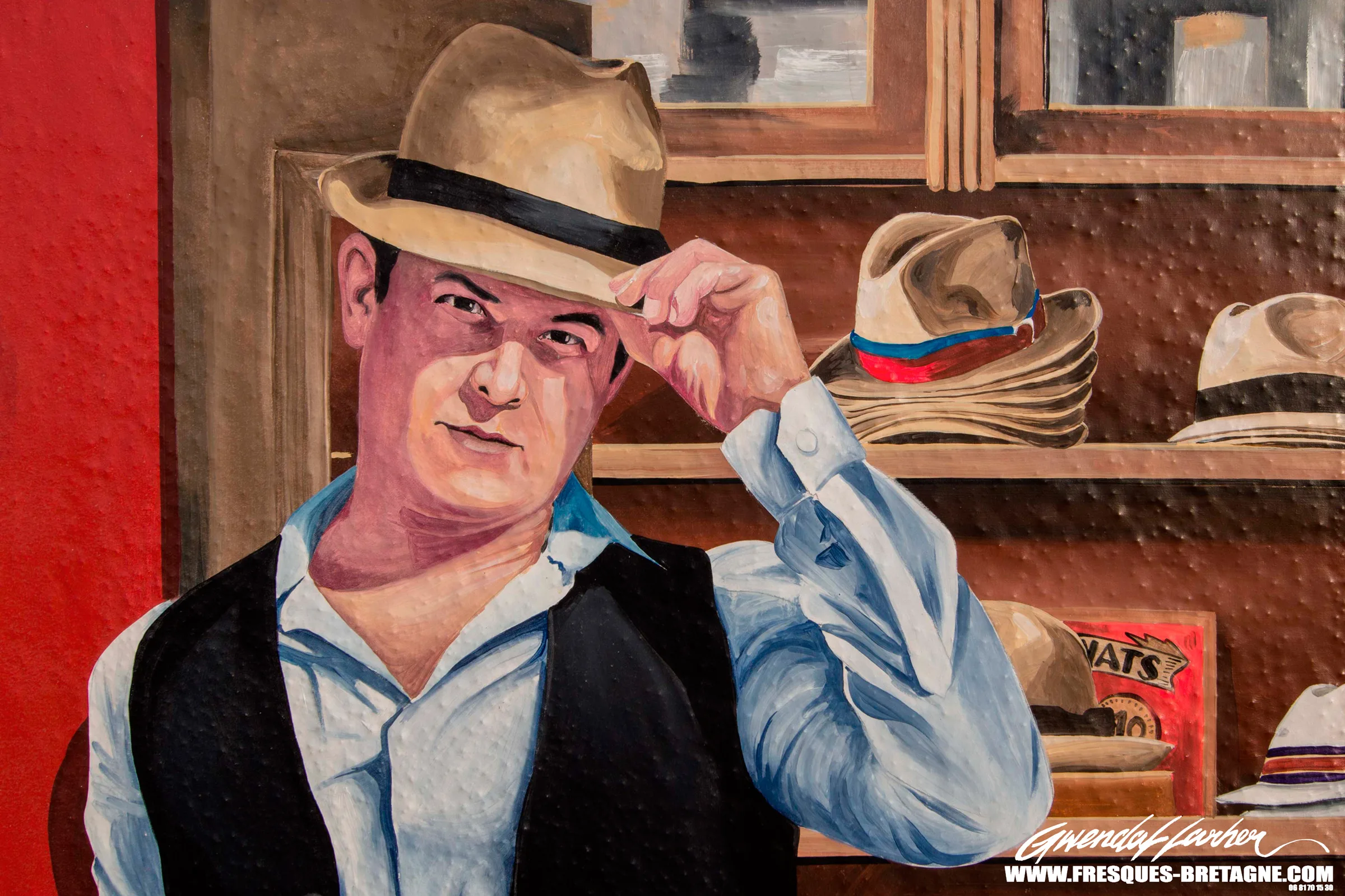 Portrait peint en trompe-l'œil d'un homme au chapeau de paille dans la fausse chapellerie de Guerlesquin